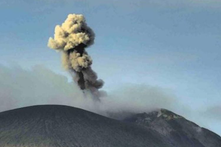 PVMBG merekam aktivitas erupsi berupa lontaran abu vulkanik yang keluar dari kawah Gunung Ili Lewotolok di Pulau Lembata, Provinsi Nusa Tenggara Timur, Selasa (24/10). (ANTARA)