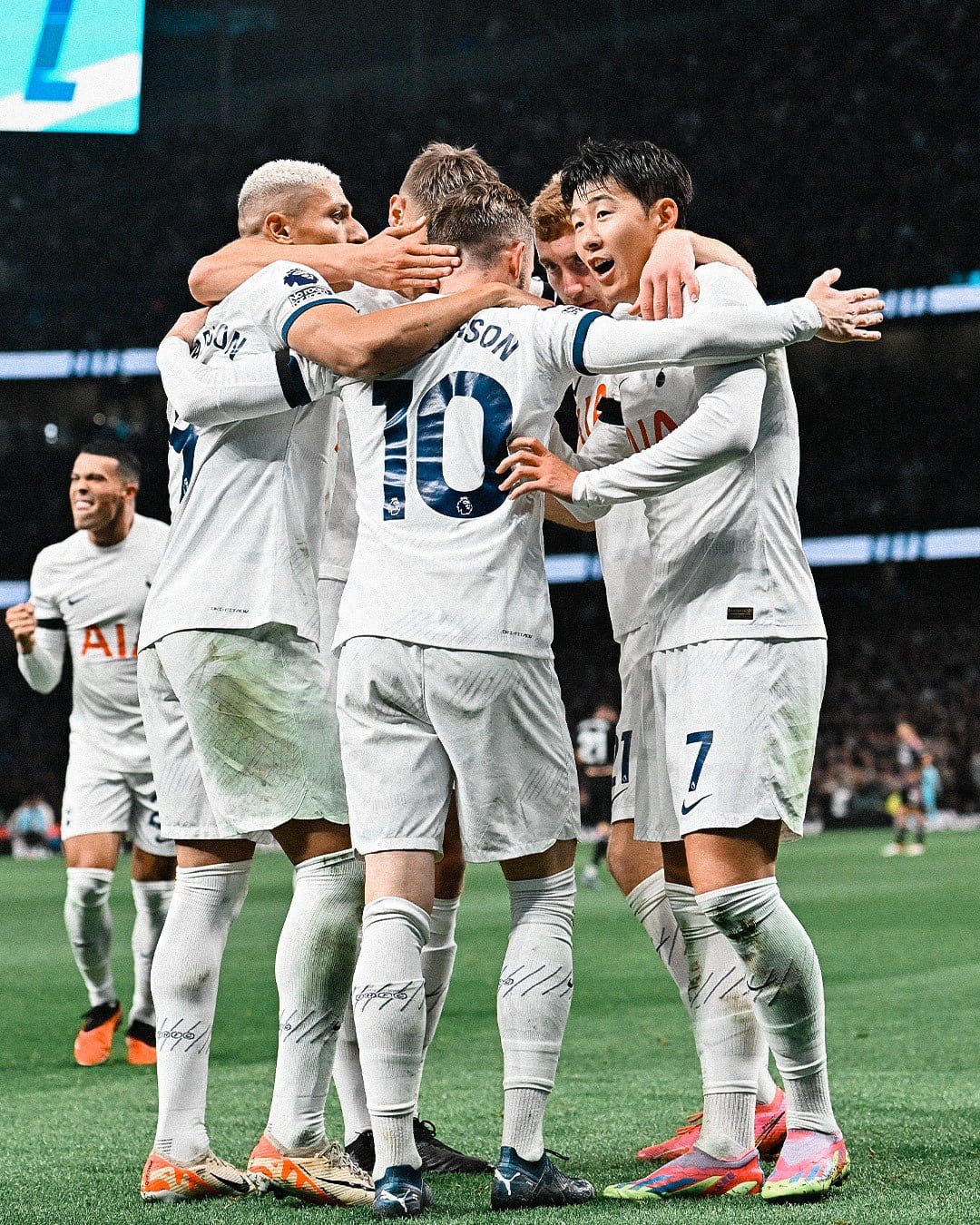 GEMBIRA : Son dkk merayakan kemenangan usai menumbangkan Fulham 2-0 pada pekan ke-9 Liga Inggris. (Twitter Tottenham Hotspur)