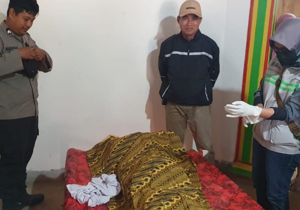 CEK LOKASI: Kapolsek Palang AKP Carito bersama petugas kesehatan saat mengumpulkan fakta kematian bunuh diri pelajar SMK.