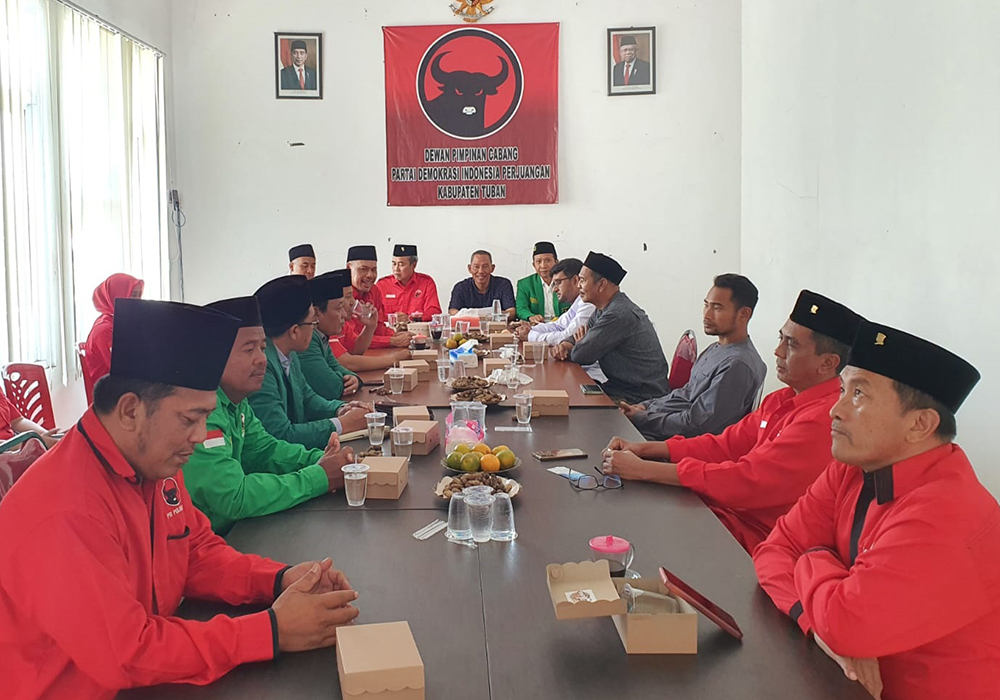 KONSOLIDASI: Parpol pengusung Ganjar&ndash;Mahfud bertemu bersama di kantor DPC PDIP Tuban, kemarin (25/10).