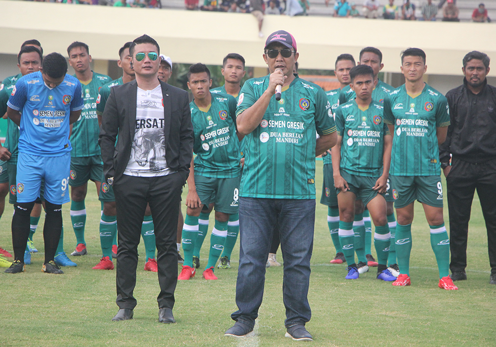 KISAH LAMA: Jajaran managemen dan pemegang saham Persatu bersama para pemain sebelum laga liga 2 tahun 2019 lalu.