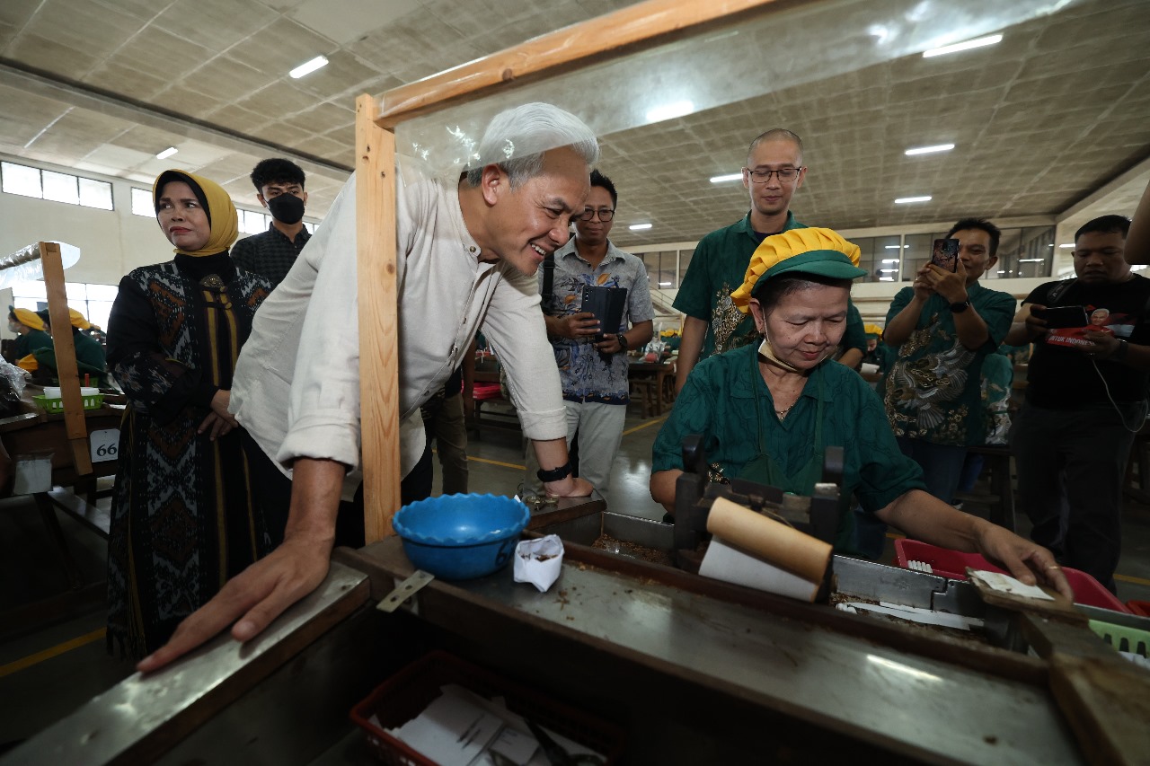 TIM MEDIA GANJAR PRANOWO UNTUK RADAR TUBAN  SERAP ASPIRASI: Calon presiden Ganjar Pranowo mengunjungi PT Karya Niaga Bersama, produsen rokok Grendel di Malang, Jumat (13/10).