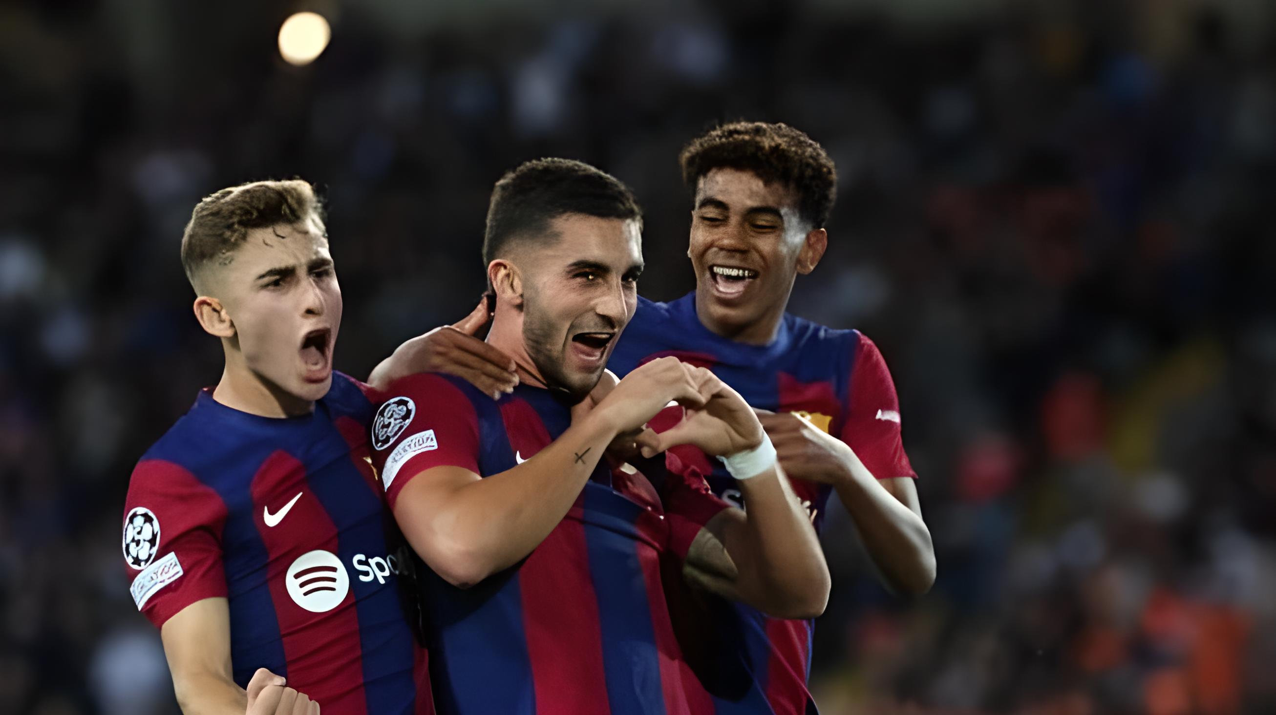 Pemain Barcelona Ferran Torres (tengah), bersama Fermin Lopez (kiri) dan Lamine Yamal (kanan) merayakan gol yang tercipta pada pertandingan Grup H Liga Champions. (LLUIS GENE)