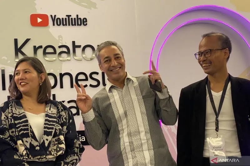 Vice President and Managing Director YouTube Asia Pacific Gautam Anand (tengah) bersama Senior Product Marketing Manager YouTube Southeast Asia Olavina Harahap (kiri) dan Paman APIQ (kanan). (ANTARA)