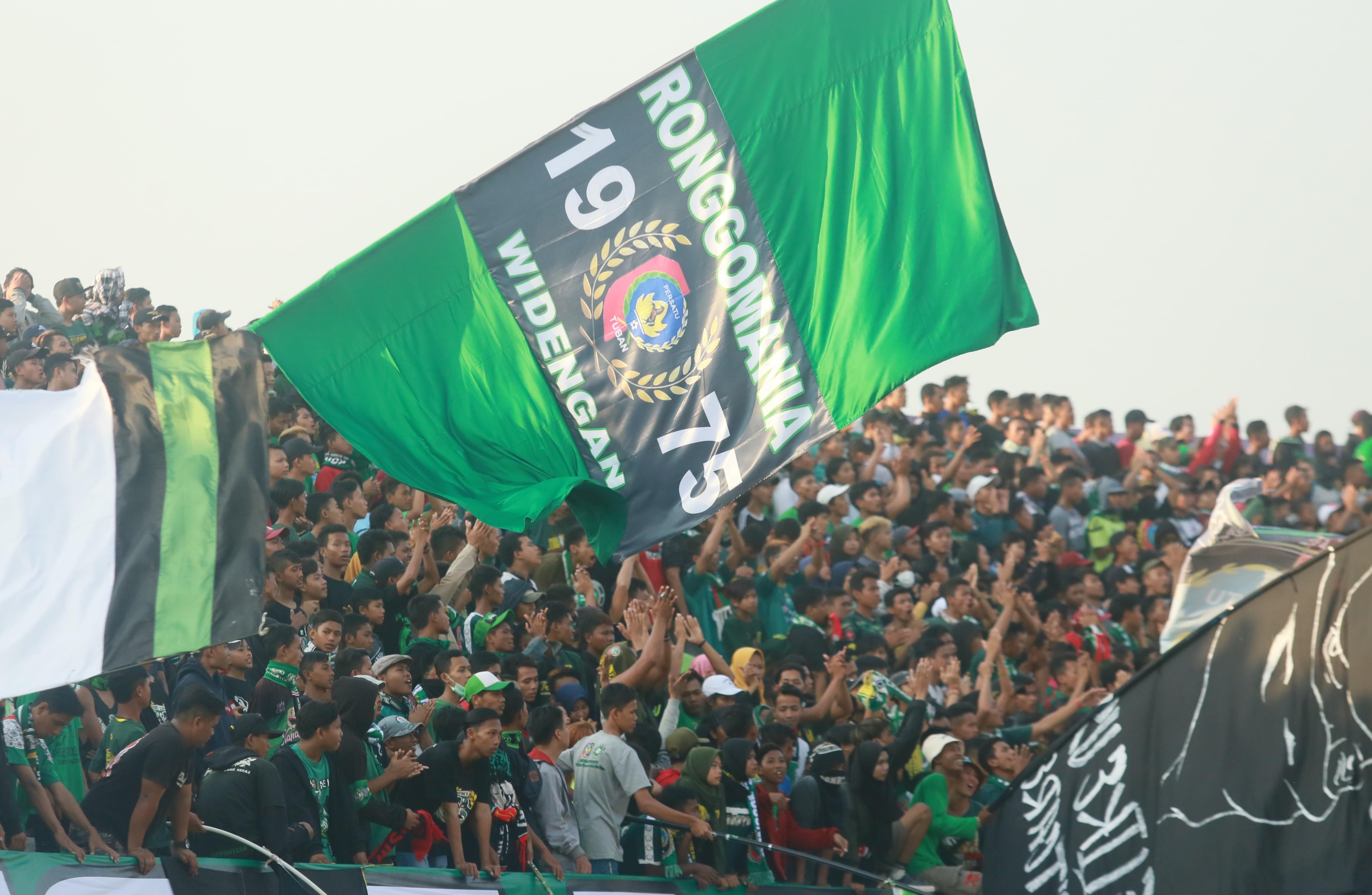 Aksi suporter saat Persatu Tuban berlaga di Liga 2 tahun 2019. Kini para suporter menunggu kepastian siapa manajer Persatu.