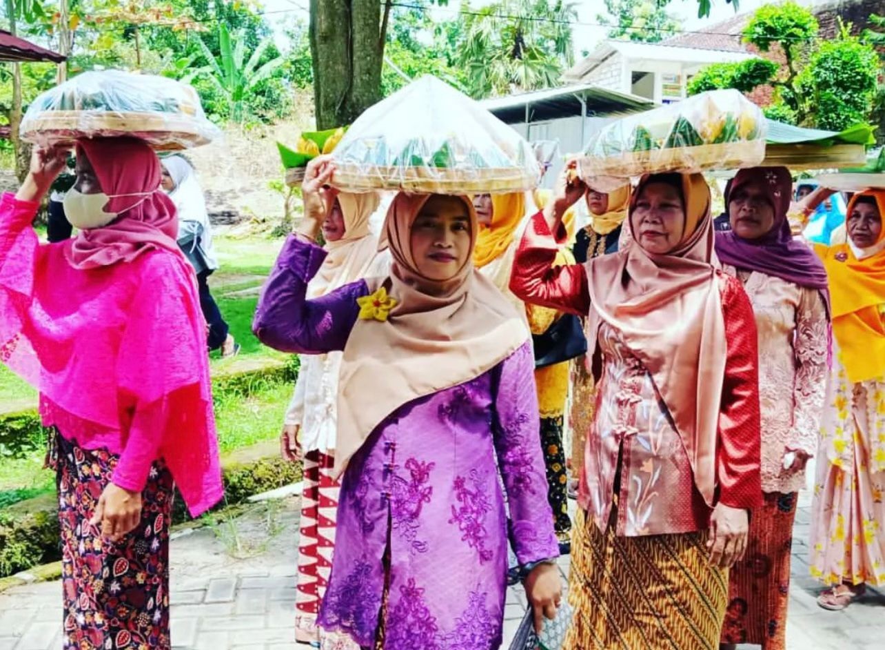 TRADISI RITUAL ADAT: Kirab budaya keleman yang dilakukan masya rakat Desa Ngino, Kecamatan Semanding di Sendang Asmoro.