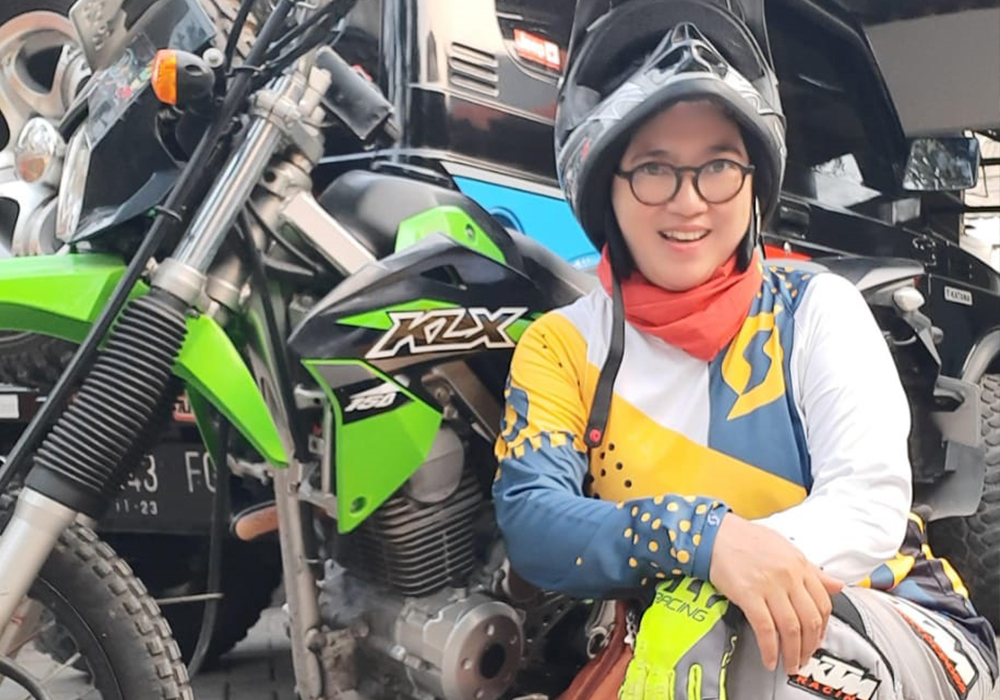 MENGABADIKAN MOMEN: Lilik Retnowulan berpose di depan motor trail kesayangannya.