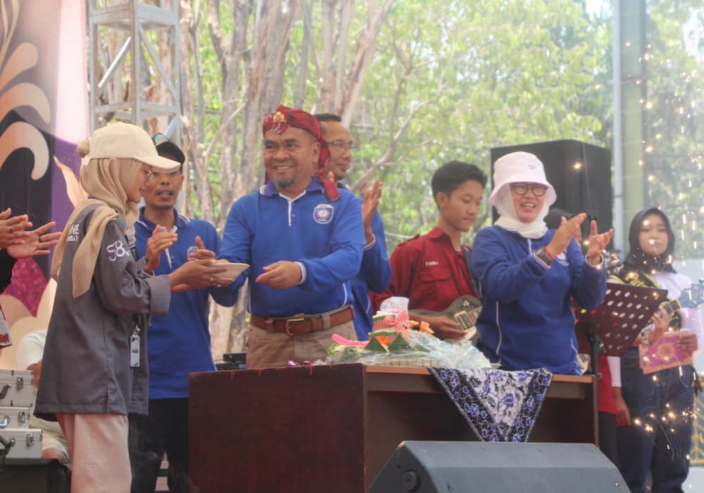 BAHAGIA: Kemeriahan yang dirayakan kepala sekolah dengan potong tumpeng bersama keluarga besar SMKN 1 Tuban.