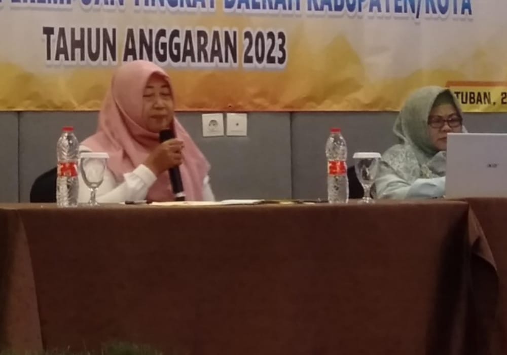 BERDISKUSI: Kepala Bidang Perlindungan Perempuan dan Anak Dinsos P3A dan PMD Tuban Muharti duduk (paling kiri) membuka acara pelatihan manajemen kasus.