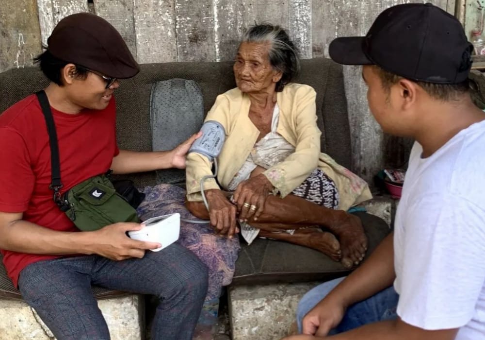 RUTINITAS: Kegiatan komunitas Sobat Syukur memberikan santunan kepada lansia dan yatim piatu saban Jumat.