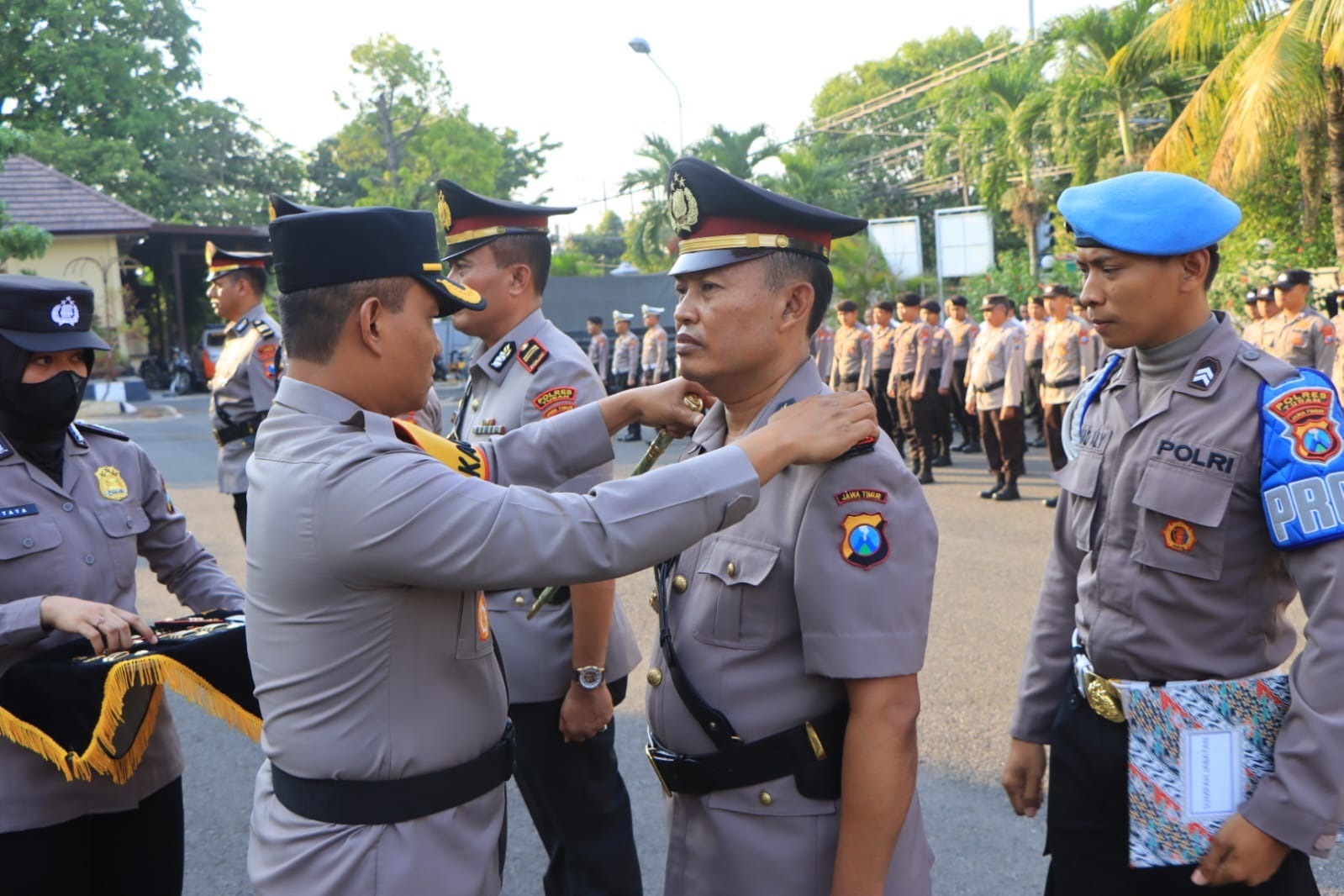GERBONG MUTASI: Penandatanganan berita acara serah terima jabatan salah satu perwira di halaman Mapolres Tuban.