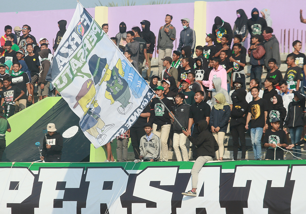 MENANTI KEJELASAN: Suporter Persatu Tuban saat mendukung tim Persatu masih di Liga 2 tahun 2019 lalu.