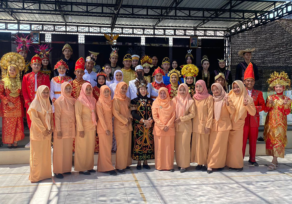Pengurus dharma wanita persatuan SMAN 4 Tuban.