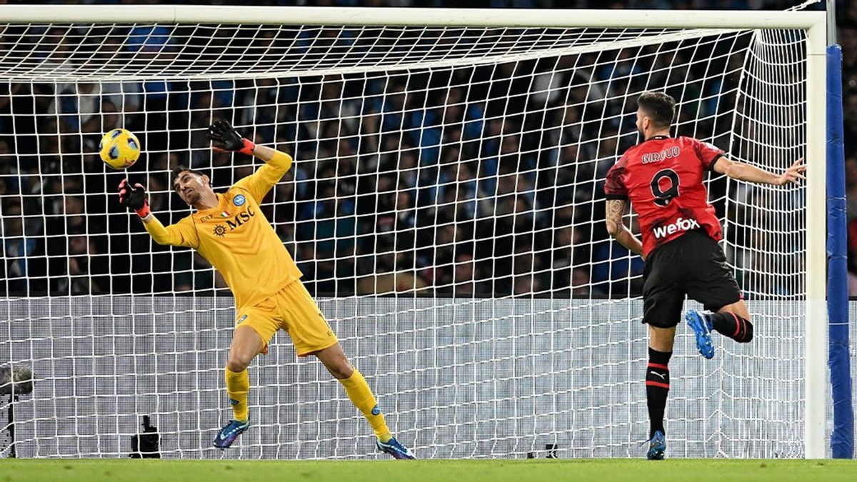 Striker Olivier Giroud sempat membawa AC Milan unggul sebelum bermain imbang 2-2 melawan Napoli. (Twitter @SerieA_EN)