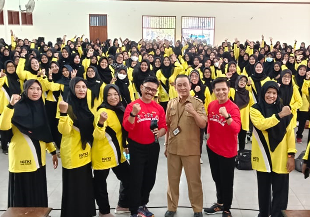 LATIH KEKOMPAKAN: Pelatihan Pesenam Cilik Bersama Kak Rudi dari Provinsi Jatim yang digelar di Aula Dinas Pendidikan (Disdik) Tuban. Pelatihan tersebut diikuti tenaga pendidik dan tenaga kependidikan
