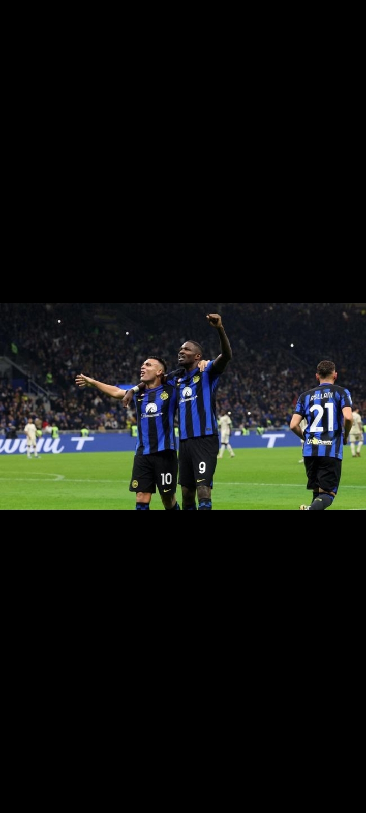 Marcus Thuram (kanan) merayakan gol bersama Lautaro Martinez. (REUTERS/CLAUDIA GRECO)
