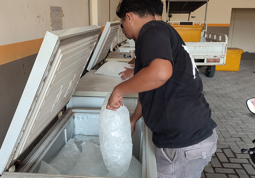 LARIS MANIS: Salah satu pengusaha es batu kristal di Kelurahan Perbon, Kecamatan Tuban.