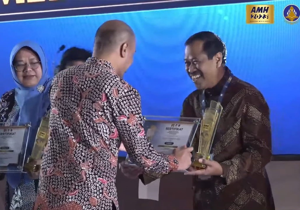 SELAMAT: Kepala Diskominfo-SP Tuban Arif Handoyo menerima penghargaan Terbaik 1 AMH 2023 kategori website dan 6 besar nasional kategori media sosial dari dewan juri AMH, di Westin Hotel Surabaya.