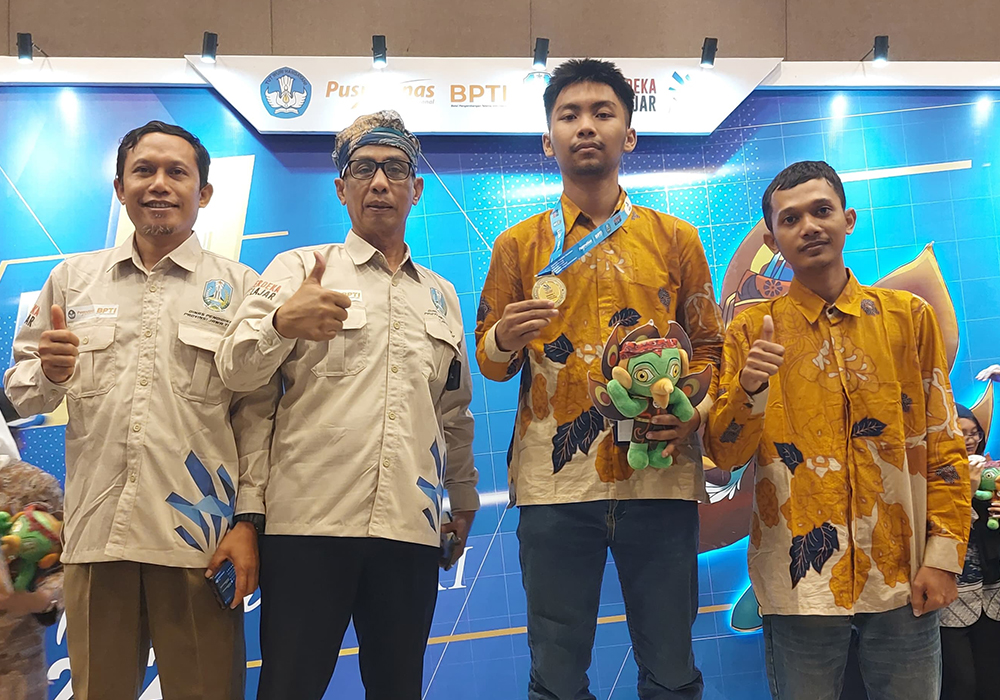 NAIK PODIUM: Angga Risky Pratama mendapat medali emas didampingi kepala SMK TJP Bambang Kusdiyanto dan guru pembimbing Ade Yunus saat LKS Nasional di Surabaya.
