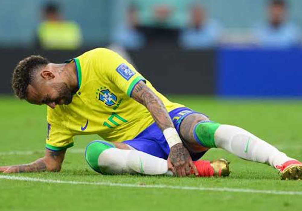 Neymar, striker TImnas Brazil saat mengalami cidera kaki pada pertandingan melawan Paraguay di Kualifikasi Piala Dunia 2016