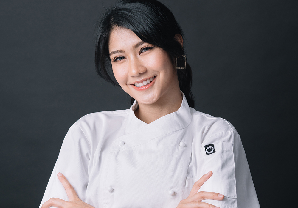 MENDADAK TERKENAL: Olivia Tommy berfoto mengenakan chef jacket kebanggaannya.
