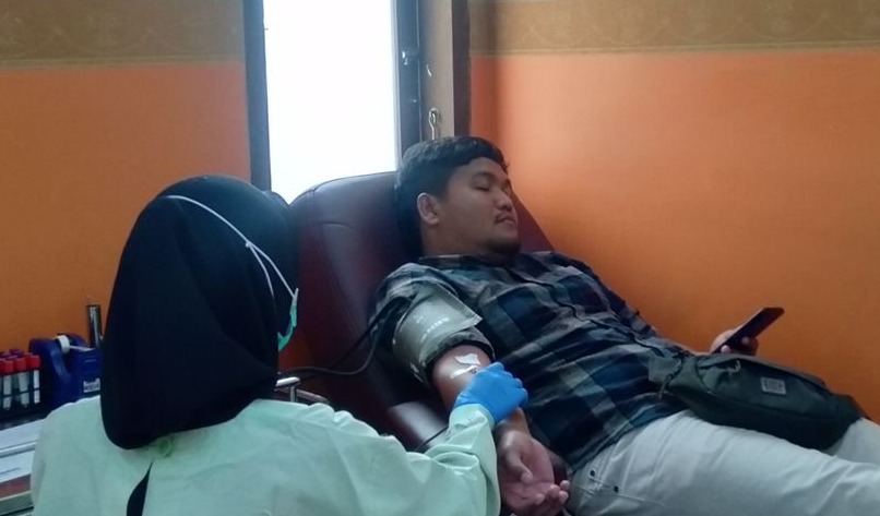 KEMANUSIAAN: Masyarakat saat mendonorkan darahnya di kantor PMI, kemarin (2/11).