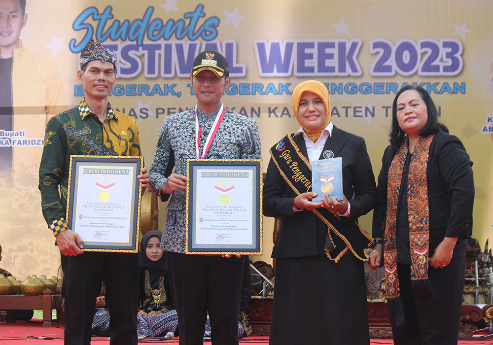 PRESTASI: Penyerahan Rekor MURI sebagai Pemrakarsa dan Penyelenggara Penulisan Cerita Legenda Terbanyak oleh Guru kepada Bupati Tuban Aditya Halindra Faridzky, S.E.