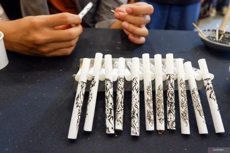Hasil karya seni cethe yang diperlihatkan di Jakarta Coffee Week 2023. (ANTARA)