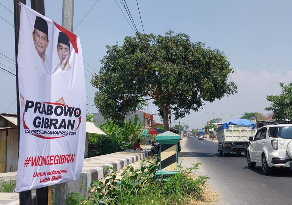 TUNGGU KAJIAN: Salah satu APS di Jalan Raya Bogorejo yang belum ditertibkan. Sejauh ini masih menunggu kajian dari Bawaslu dan OPD terkait.