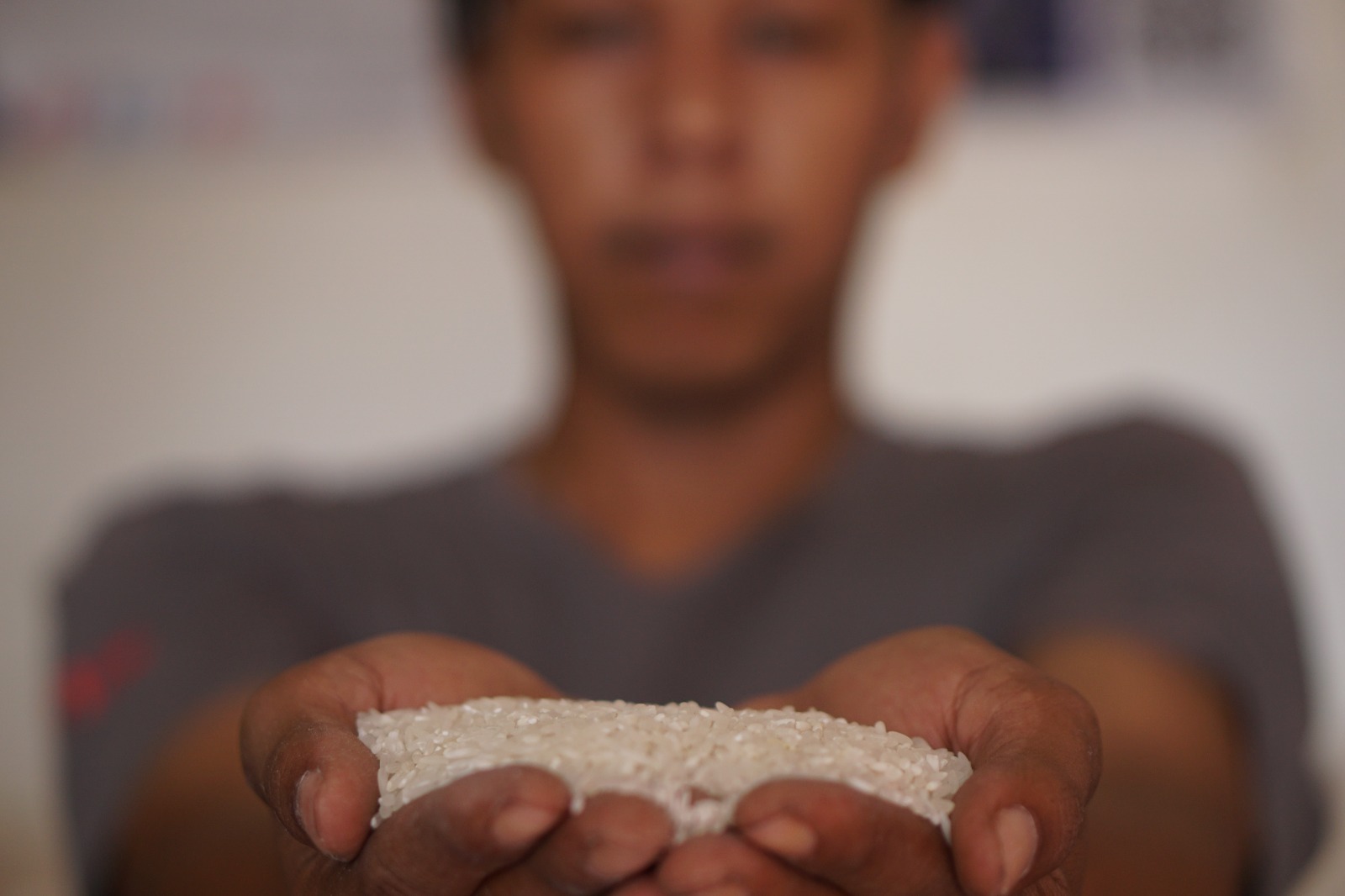 MASIH MAHAL: Pegang beras di Pasar Baru Tuban. Sejauh ini harganya masih tinggi.