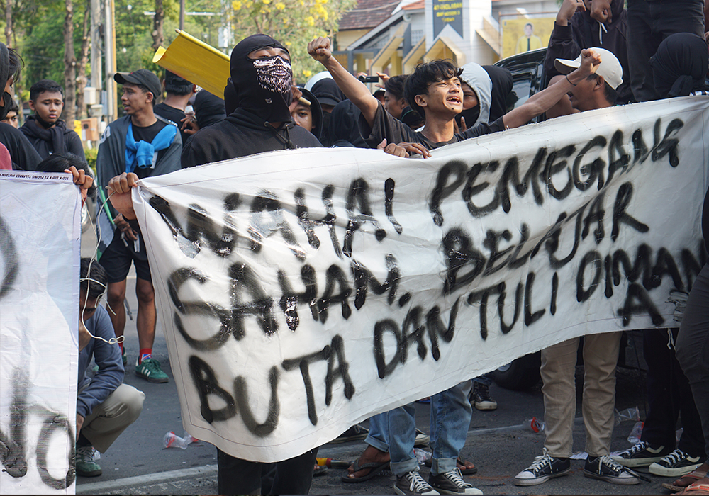 MEMINTA KEJELASAN: Supoter Persatu saat menggelar aksi unjuk rasa di depan kantor DPRD kemarin (6/11).