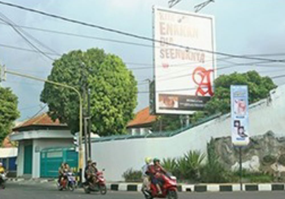 BERTAHAN: Salah satu papan reklame yang masih eksis di Jalan Agus Salim Tuban.