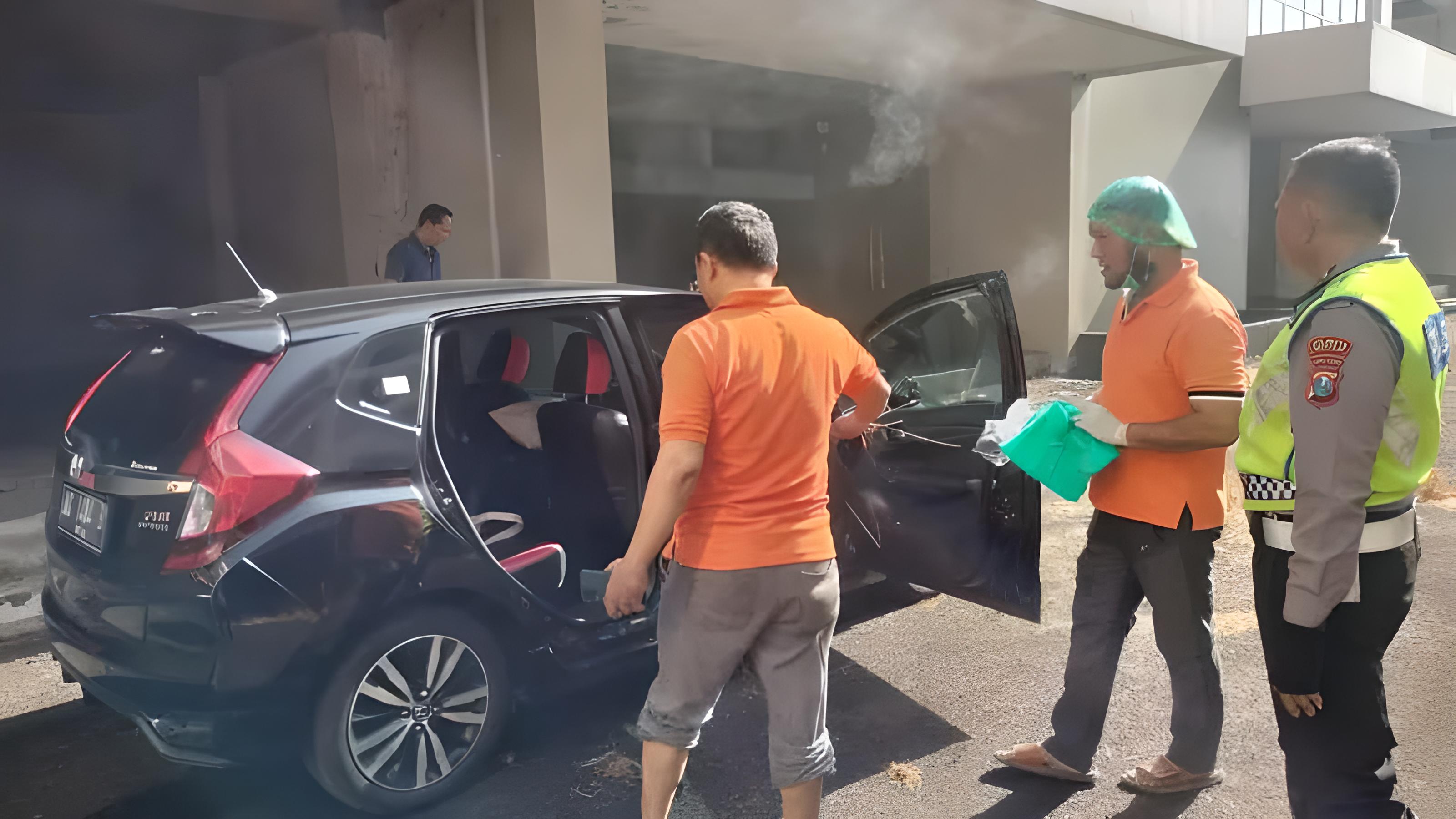 Mobil tempat ditemukannya mahasiswa UNAIR yang tewas. (ANTARA)