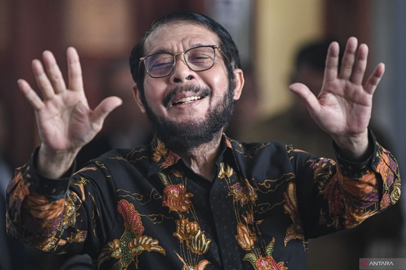 Anwar Usman melambaikan tangannya kepada awak media saat akan memberikan keterangan pers di Mahkamah Konstitusi (MK), Jakarta, Rabu (8/11/2023). . ANTARA FOTO