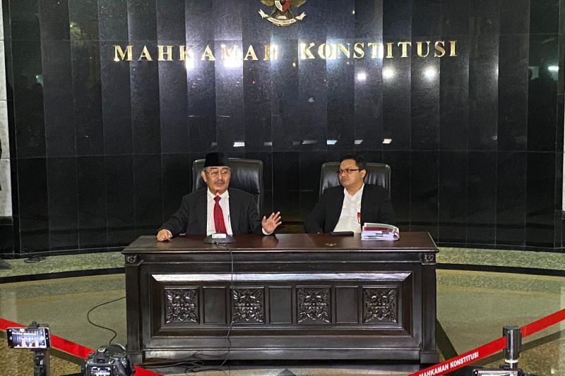 Ketua Majelis Kehormatan Mahkamah Konstitusi (MKMK) Jimly Asshiddiqie (kiri) saat konferensi pers usai pembacaan putusan MKMK di Gedung MK RI, Jakarta, Selasa (7/11/2023) malam.