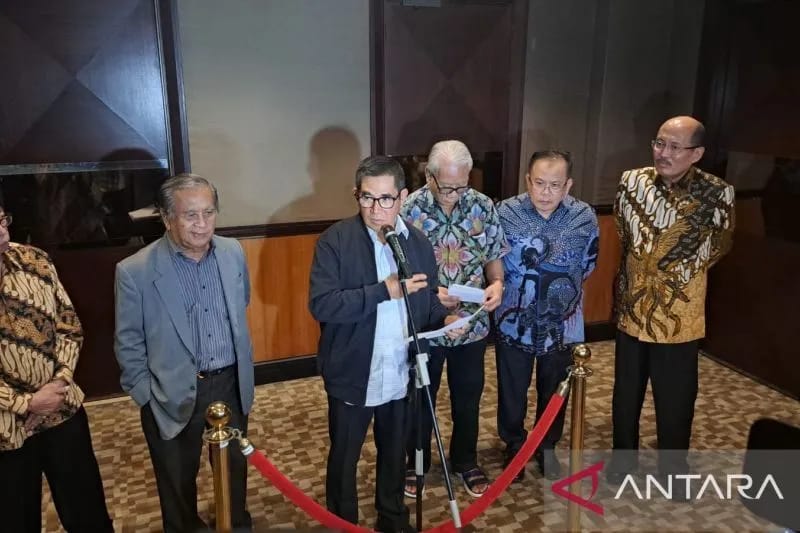 Mantan Ketua MK, Hamdan Zoelfa bersama sejumlah mantan hakim konstitusi memberikan keterangan kepada wartawan.
