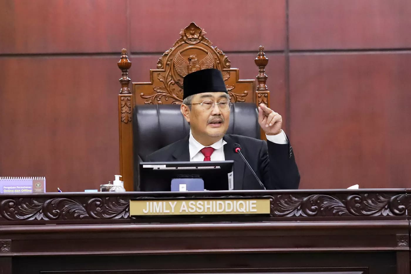 Ketua MKMK Jimly Asshiddiqie memimpin jalannya sidang terkait putusan dugaan pelanggaran kode etik