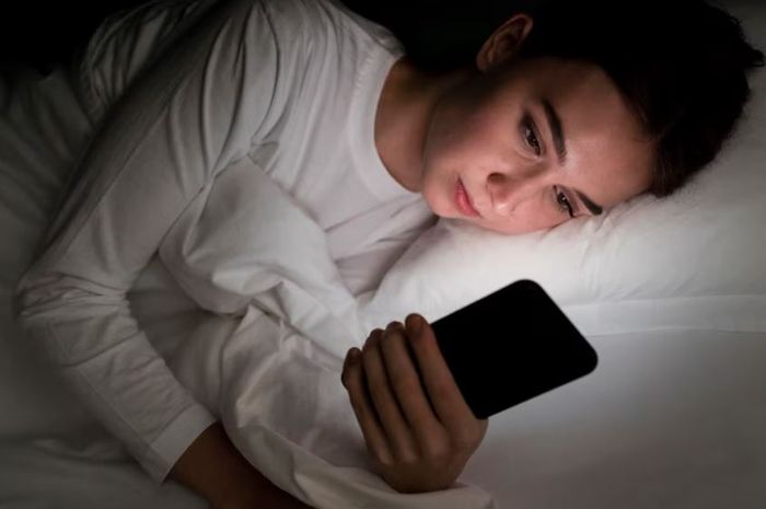 Terlalu lama bermain laptop atau handphone mampu menurunkan daya fungsi mata
