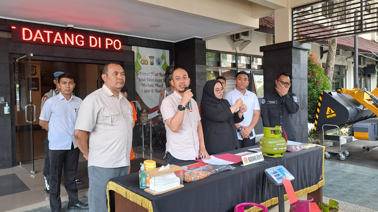 Reskrim Polresta Malang Kota dalam press conference terhadap penangkapan pria berinisial HS yang diduga menjadi otak praktik pengoplosan elpiji bersubsidi 3 kilogram.