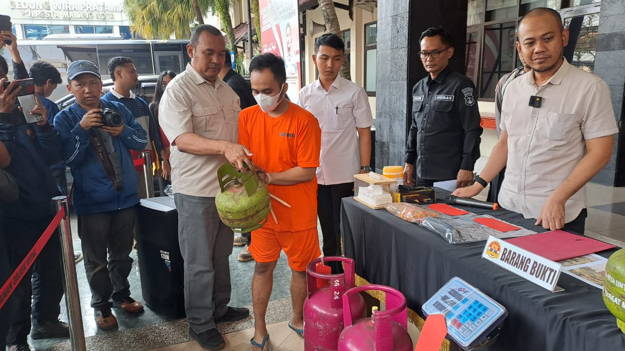 Reka adegan HS sebagai terduga otak praktik pengoplosan elpiji bersubsidi 3 kilogram.