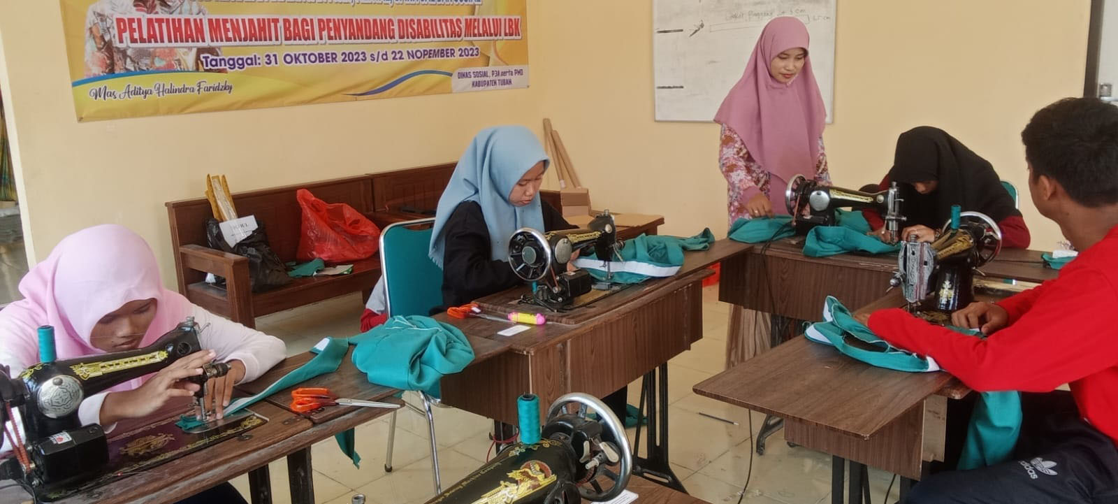 FOKUS: Salah satu penyandang disabilitas yang mengikuti kursus keterampilan menjahit yang diadakan oleh Dinsos P3APMD Tuban.