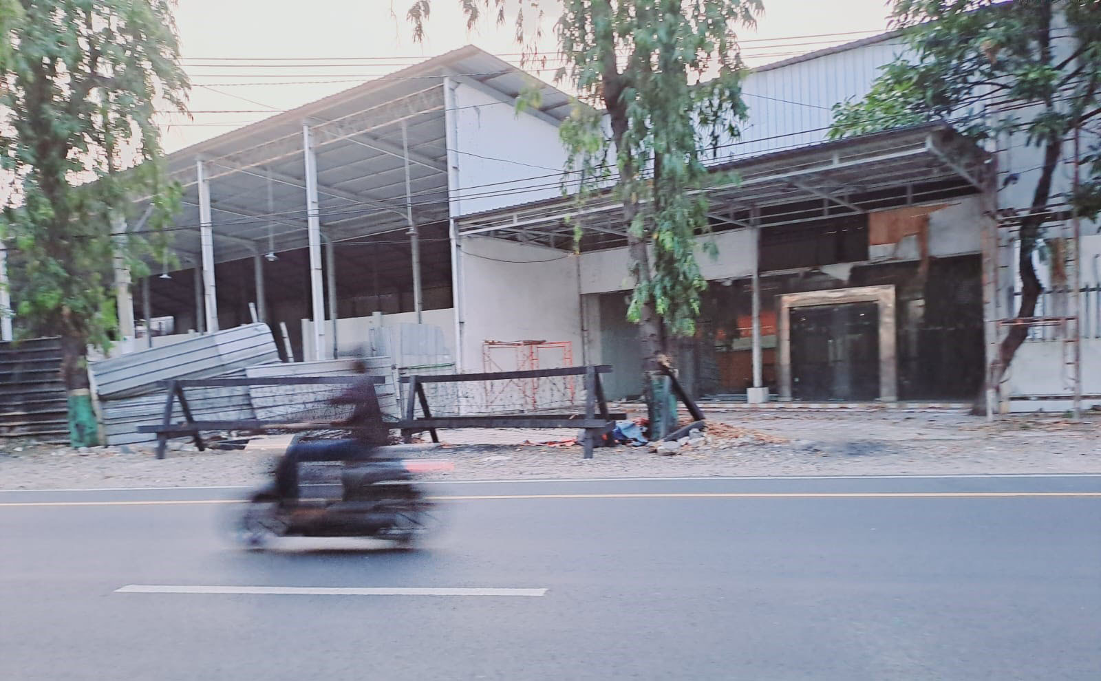 PALING REPRESENTATIF: Gudang di Jalan Manunggal yang akan dijadikan gudang KPUK Tuban untuk menyimpan logistik Pemilu 2024.