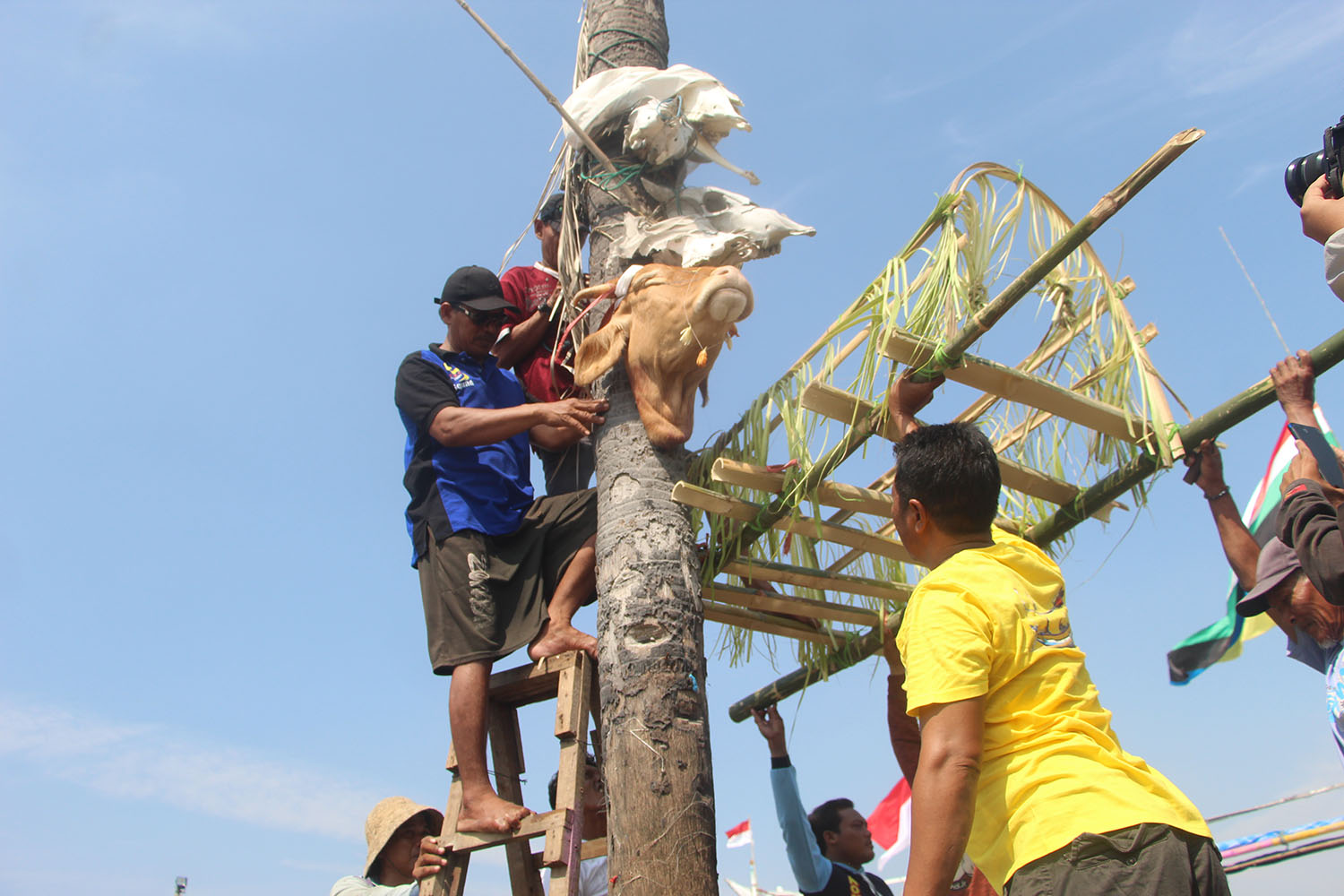 SEDEKAH LAUT: Prosesi larung sesaji di laut lepas oleh para nelayan Kelurahan Karangsari, Kecamatan Tuban, Rabu (8/11).