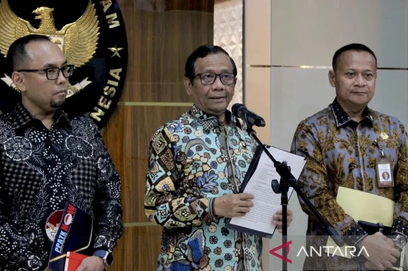 Mahfud MD, Menteri Koordinator Bidang Politik, Hukum, dan Keamanan sekaligus Ketua Dewan Gelar, Tanda Jasa, dan Tanda Kehormatan mengumumkan 6 Pahlawan Nasional yang disetujui Presiden