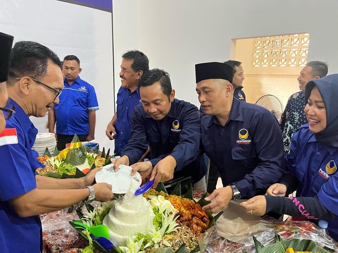 PERUBAHAN : Ketua DPD Partai NasDem Tuban Riyadi (mengenakan peci) didampingi pengurus dan kader memotong tumpeng pada Februari lalu menandai kesiapan menghadapi Pemilu 2024.