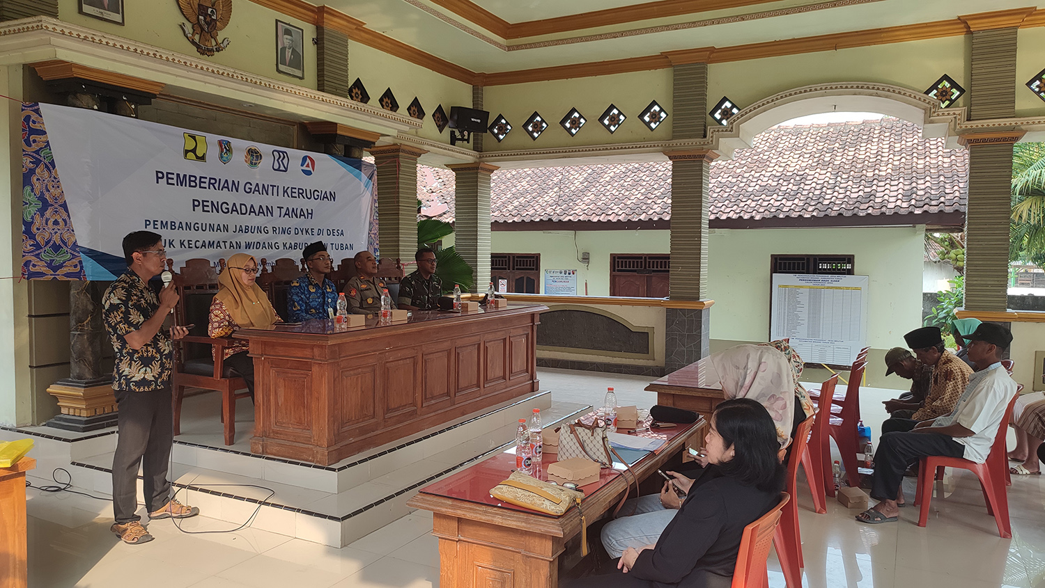 SOSIALISASI: Perwakilan Pemdes Desa Mrutuk, Kecamatan Widang memberikan penjelasan pada penyerahan ganti rugi proyek pembangunan Jabung Ring Dyke.