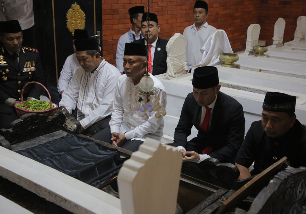 NGALAP BERKAH: Bupati Aditya Halindra Faridzky bersama rombongan ziarah ke makam ulama, leluhur, dan bupati Tuban terdahulu jelang Hari Jadi Tuban, Jumat (10/11).