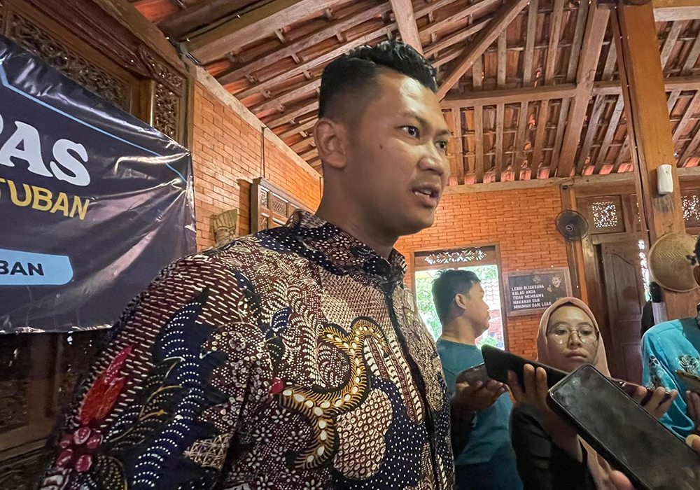 SIAPKAN REKAYASA LALIN: Kasatlantas Polres Tuban AKP Ayip Rizal memberikan keterangan terkait rencana rekayasa lalin menjelang konser Denny Caknan di Alun-Alun Tuban.