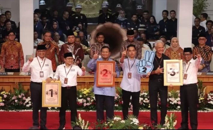 Ketiga pasangan calon presiden (capres) dan calon wakil presiden (cawapres) menunjukan nomor urut di Pilpres 2024