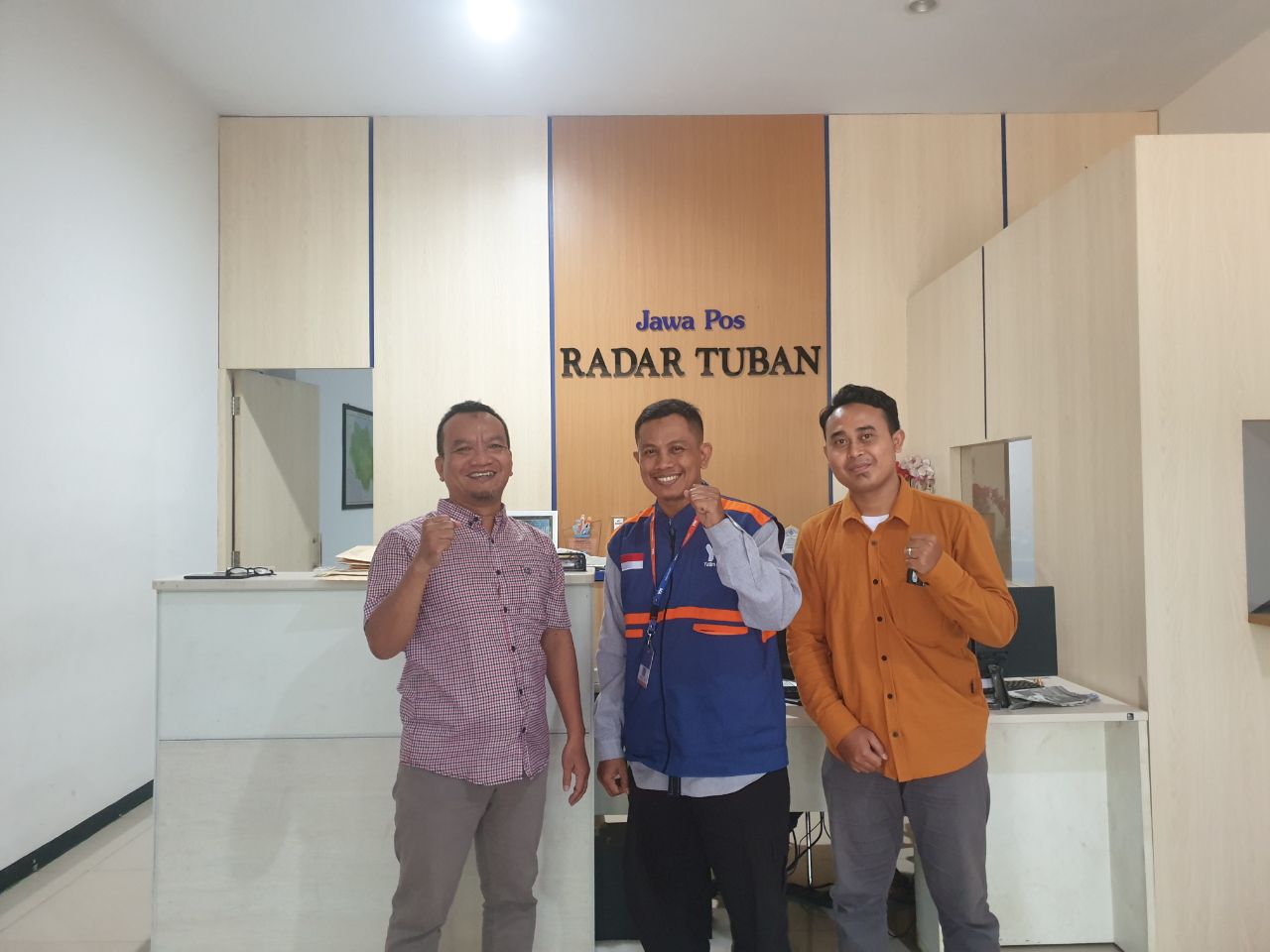 SILATURAHMI. Manager Iklan dan Pemasaran Ardian Ananto (kiri), dengan pengurus Yayasan Mandiri Muslichudin (tengah), dan Achmad Khotibul Umam (kiri)